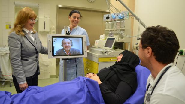 Linzer Patienten und Ärzte können binnen zwei Minuten via Ton und Bildschirm mit den in Wien sitzenden Dolmetschern kommunizieren.
