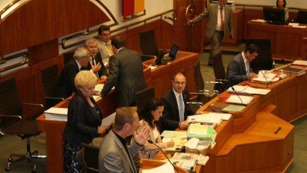 Aktuelle Stunde zur Begas-Affäre im Landtag, vorne FP-Chef Tschürtz, hinten die Diskussion zwischen Präsident Steier und Sagartz