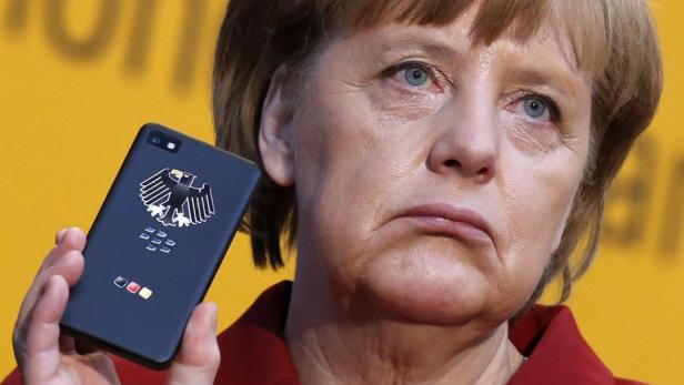 Kanzlerin Merkel mit ihrem verschlüsselten Amtshandy. Abgehört wurde allerdings ein älteres Telefon