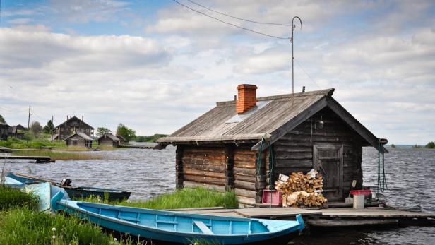 Nur einen halben Kilometer breit und sieben Kilometer lang, trotzdem zählt die Insel Kischi, im Nordosten des Onega-Sees zu den Tourismus-Stars in Russland. Der Grund ist simpel: Holz.