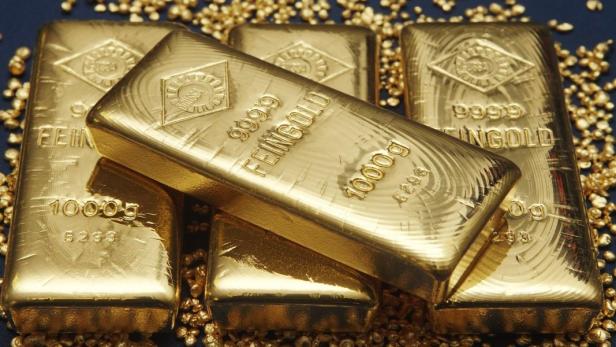 Gold bars and granules are pictured at the Austrian Gold and Silver Separating Plant &#039;Oegussa&#039; in Vienna October 23, 2012. REUTERS/Heinz-Peter Bader (AUSTRIA - Tags: BUSINESS)