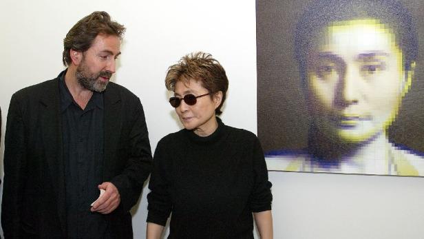 Festival-Direktor Hans Hurch mit Yoko Ono (2002).