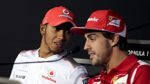 epa03386206 British Formula One driver Lewis Hamilton (L) of McLaren Mercedes and Spanish Formula One driver Fernando Alonso (R) of Scuderia Ferrari during a press conference at the Italian Formula One circuit in Monza, Italy, 06 September 2012. The Grand Prix of Italy will take place on 09 September 2012. EPA/VALDRIN XHEMAJ