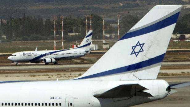 Zwei Flugzeuge der Fluggesellschaft El Al auf einem Rollfeld.