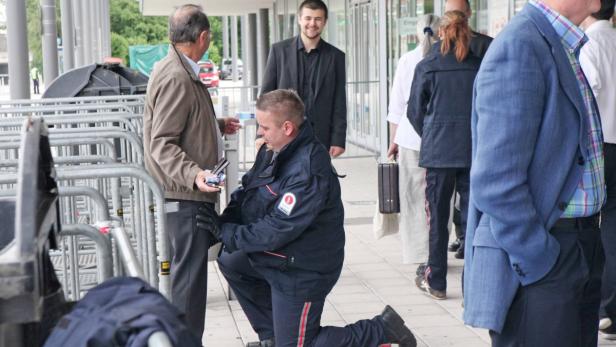 Strenge Kontrollen beim Einlass zur Salzburg Arena: Nur wer akkreditiert war, durfte rein.