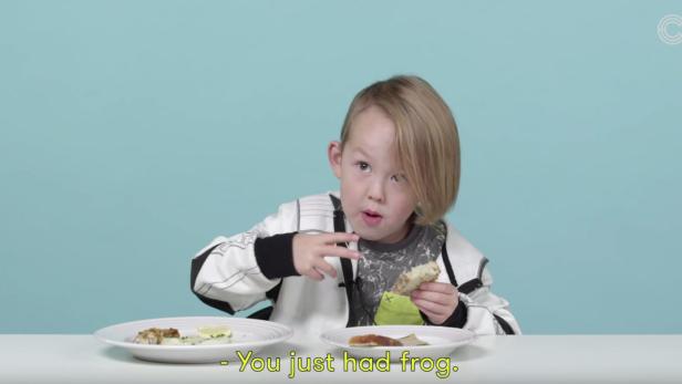 Das müssen Sie sehen: Wie Kinder Frosch essen