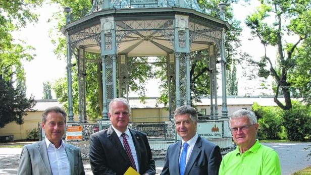 Vizebürgermeister Wolfgang Derler, Bürgermeister Reinhard Resch, Sponsor Günther Graf, Planer Werner Retter (v.l.)