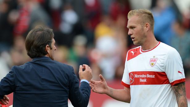 Gelungenes Debüt: Raphael Holzhauser klatscht nach dem 2:0 in Nürnberg mit Trainer Labbadia ab.
