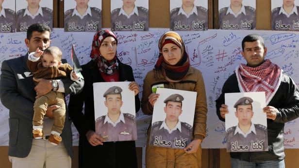 Verwandte des auf bestialische Weise ermordeten jordanischen Piloten bei einer Kundgebung am Mittwoch in Amman.
