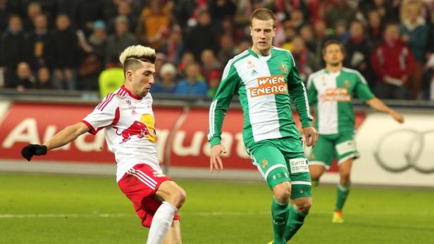 Zwei Fußballspieler während eines Spiels auf dem Rasen.