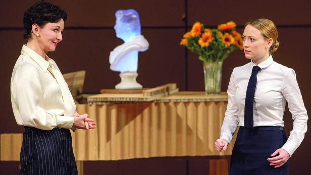 Alina Fritsch (rechts) spielt mit ihrer Mutter Regina in Hermann Bahrs „Das Konzert“. Premiere ist am kommenden Samstag