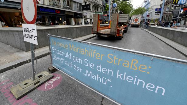 Ein Banner kündigt Bauarbeiten auf der Mariahilfer Straße in Wien an.
