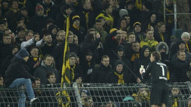 Borussia Dortmund's goal keeper Weidefeller talks
