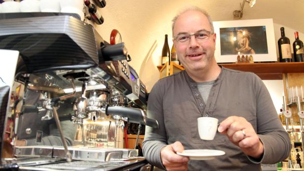 Grünwald plädiert für optimale Pflege der Espressomaschine.