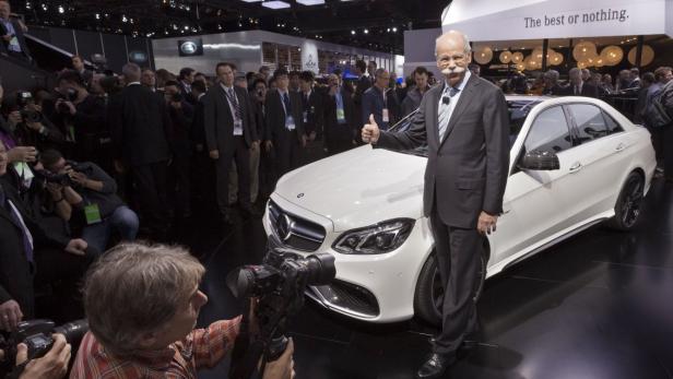 Mercedes-Benz auf der North American International Autoshow 2013 in Detroit Dr. Dieter Zetsche, Vorstandsvorsitzender der Daimler AG und Leiter Mercedes-Benz Cars, bei der Weltpremiere der neuen E-Klasse Familie in Detroit. Mercedes-Benz at the North American International Autoshow 2013 in Detroit Dr. Dieter Zetsche, Chairman of the Board of Management of Daimler AG and Head of Mercedes-Benz Cars, at the world premiere of the new E-Class Family in Detroit.