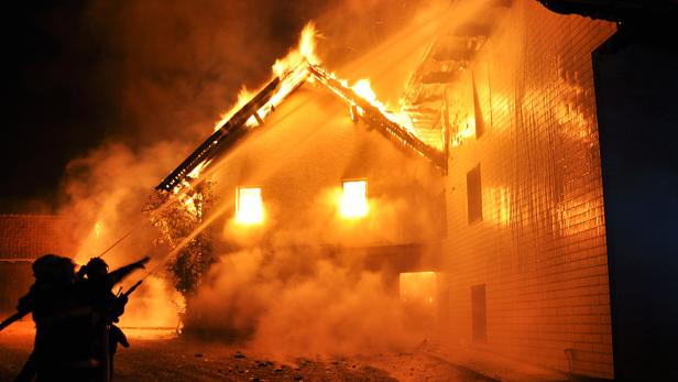 Die Einsatzkräfte versuchten vergeblich, die Flammen vom Wohnhaus fernzuhalten. Menschen kamen bei dem Großbrand nicht zu Schaden.