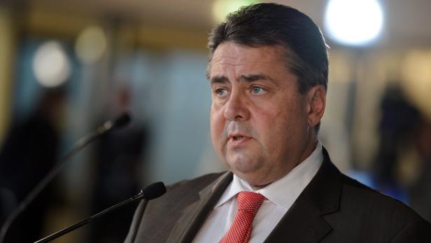 Die SPD-Spitze unter Parteichef Sigmar Gabriel stellt einen Forderungskatalog von zehn Punkten auf.