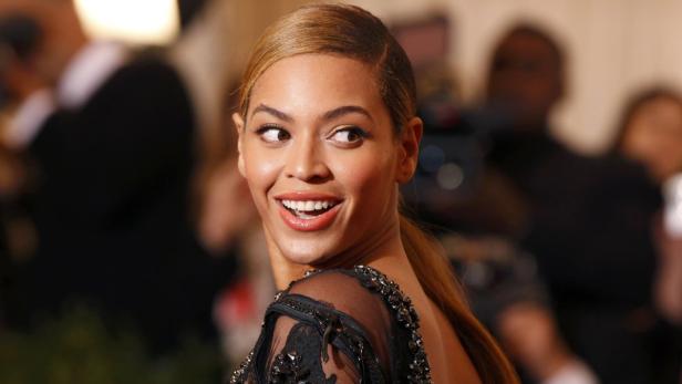 Singer Beyonce arrives at the Metropolitan Museum of Art Costume Institute Benefit celebrating the opening of the &quot;Schiaparelli and Prada: Impossible Conversations&quot; exhibition in New York, May 7, 2012. REUTERS/Lucas Jackson (UNITED STATES - Tags: ENTERTAINMENT FASHION)