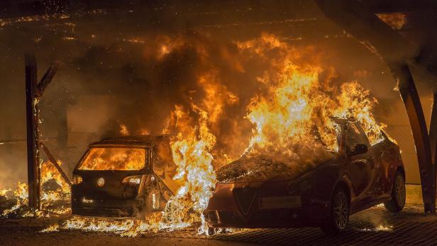 Die Flammen griffen schnell auf mehrere Fahrzeuge über.