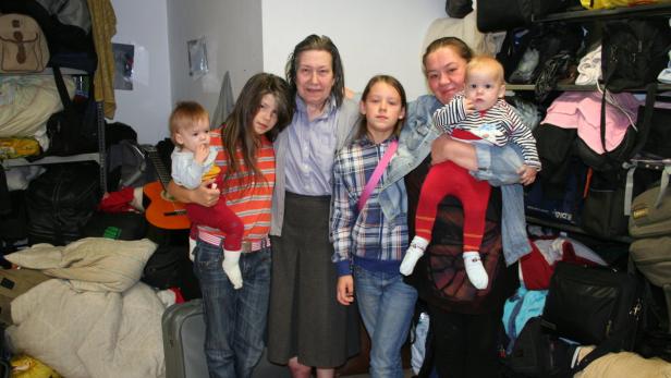 Ute Bock (M.) gibt zurzeit rund 100 Menschen Obdach. Darunter einer alleinstehenden, kranken Ukrainerin und ihren vier Kindern.