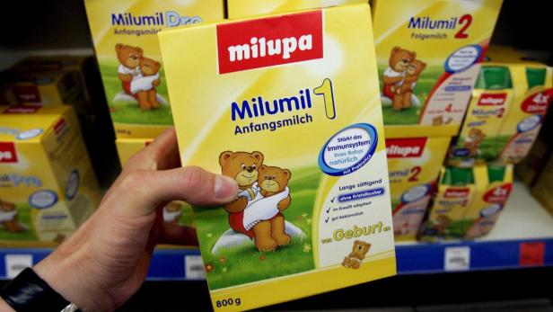 epa01036292 A person takes a pack of baby food &#039;Milumil 1&#039; from a rack in a store of Frankfurt, Germany, 12 July 2007. Baby food producer Milupa is recalling its product &#039;Milumil 1&#039; with the best-before-date 23 February 2008, after traces of germs have been found in a package. EPA/FRANK MAY