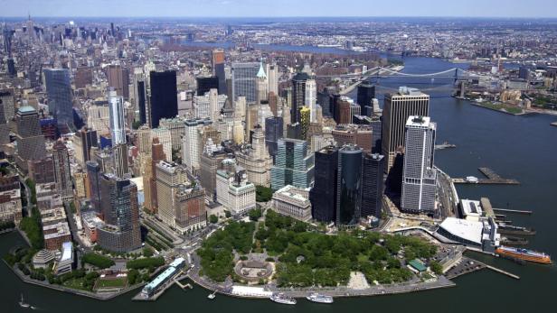 Südspitze von Manhattan: Vom Hafen am Battery Park – hier steht auch das 9/11-Mahnmal – starten Fähren nach Ellis Island und Staten Island sowie zur Freiheitsstatue.