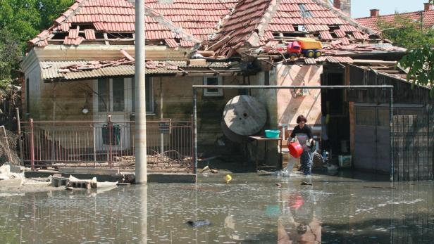 Das Hochwasser hat die Stadt Obrenovac südwestlich von Belgrad völlig zerstört. Im Bild das Haus von Zlimke Zlic. Das Wasser hat den Spielzeuglaster aus dem Garten aufs Dach gespült...