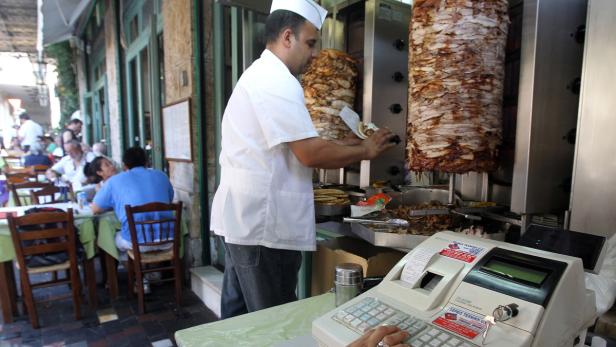 Neue Zeiten: In einer griechischen Taverne das Essen genießen – nur noch mit offizieller Rechnung.