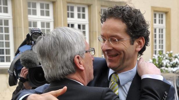 epa03542609 Dutch Finance Minister Jeroen Dijsselbloem (R) is welcomed by Luxembourg Prime Minister Jean Claude Juncker (L), prior their meeting at Luxembourg State Ministry, in Luxembourg, 18 January 2013. EPA/NICOLAS BOUVY