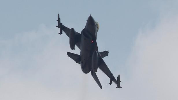 Ein türkischer F-16 Kampfjet.