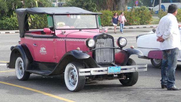 Ein Oldtimer-Taxi in der kubanischen Hauptstadt Havanna.