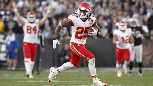 Ein Footballspieler der Kansas City Chiefs rennt mit dem Ball.
