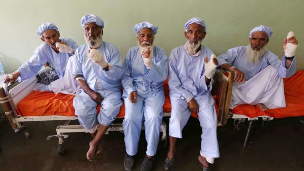Die Taliban schnitten diesen elf Männern die Finger ab.