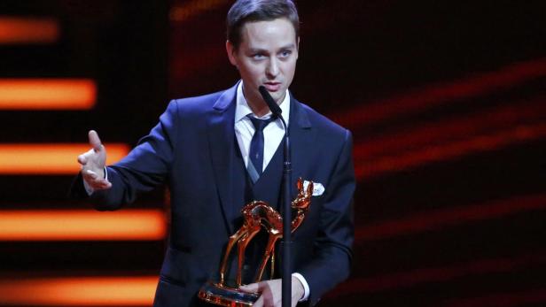Tom Schilling erhält 2013 den Bambi in der Kategorie Bester Schauspieler.