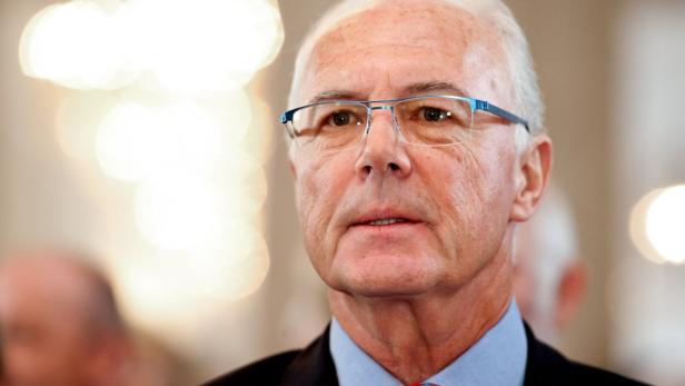 Nahaufnahme von Franz Beckenbauer mit Brille und Krawatte.