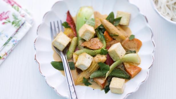Gemüse-Curry mit gebratenem Tofu.