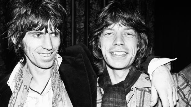 Die Rolling Stones standen am 12. Juli des Jahres 1962 erstmals auf der Bühne. Ihr erster legendärer Live-Auftritt fand im Marquee Club in der Oxford Street in London statt. Der Anfang eines bis heute andauernden Höhenflugs: Mit weltweit über 200 Millionen verkauften Alben haben die Stones Musikgeschichte geschrieben und sind Ikonen der Rock- und Popkultur geworden. Bild: Keith Richards und Mick Jagger, 1977