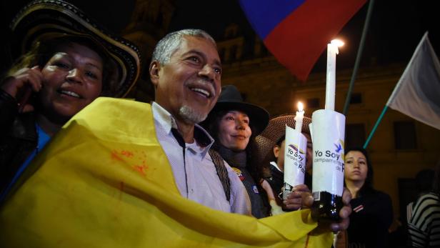 Menschen in Kolumbien feiern die Unterzeichnung des 2. Abkommen.