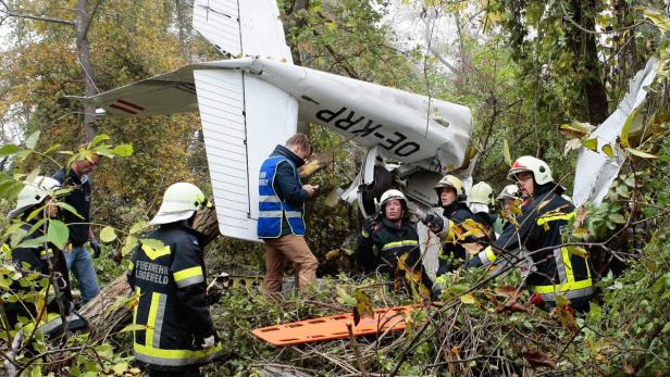Feuerwehrleute am Unglücksort bei Krems.