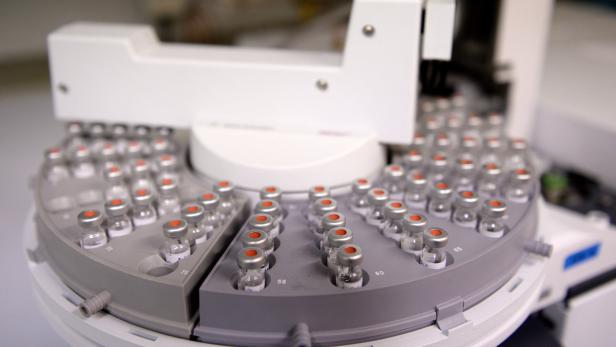 Ein Analysegerät mit vielen kleinen Probenröhrchen.