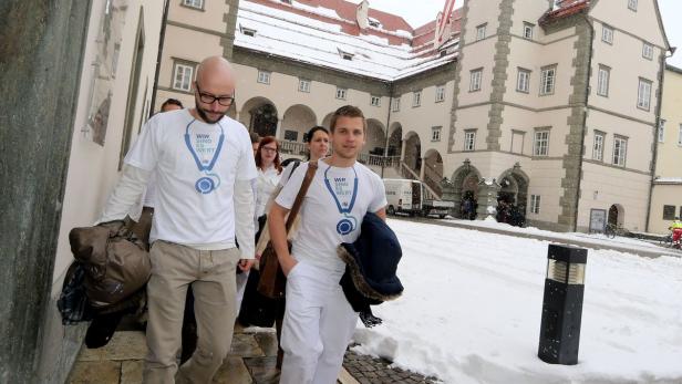 Die Jungmediziner marschierten gestern in Klagenfurt auf und „besuchten“ die Landtagssitzung.