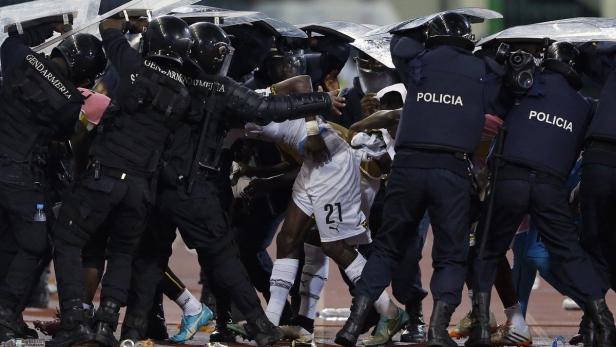 Ghanas Spieler konnten sich gerade noch in die Stadionkatakomben retten.