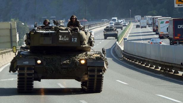 Ungewöhnlicher Anblick: Kampfpanzer „Leopard“ auf der Europabrücke