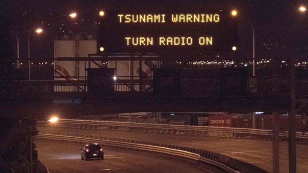 Tsunami-Warnung über einem Highway