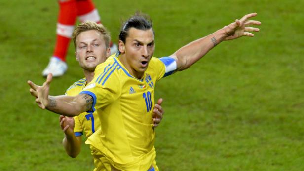 Zlatan Ibrahimović jubelt mit einem Mitspieler im gelben schwedischen Nationaltrikot.