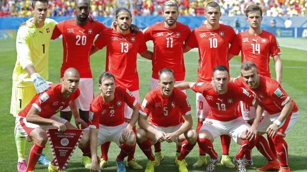 Die Schweizer starteten erwartungsvoll in die Partie gegen Ecuador. Shaqiri sollte Goalgetter Josip Drmic in Szene setzen.
