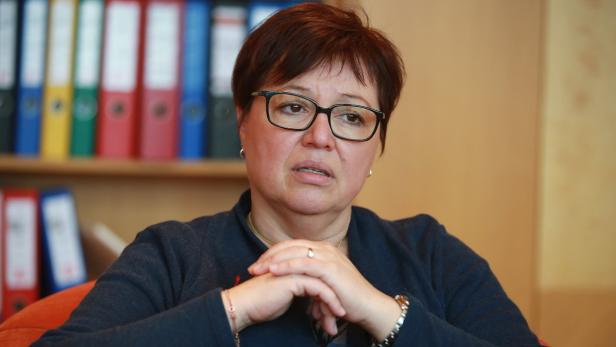 Gesundheitsministerin Sabine Oberhauser informiert über Facebook die Öffentlichkeit über ihren Unterleibskrebs