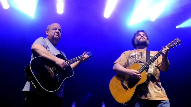 Tenacious D, bestehend aus Jack Black und Kyle Gass, tritt auf der Bühne auf.