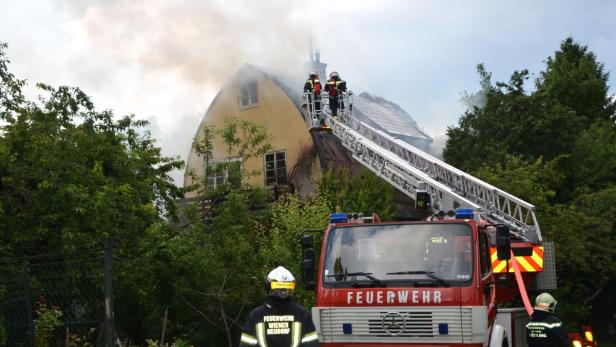 50 Feuerwehrleute waren zur Brandbekämpfung ausgerückt. Das Wohnhaus in Mödling wurde dennoch vollständig zerstört