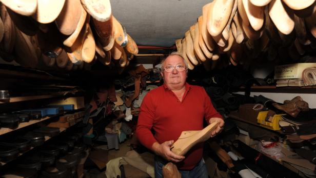 Julius Koch macht seine Arbeit gern und hat 40 Jahre Erfahrung im Schuhmacherhandwerk